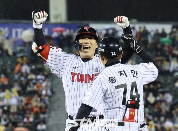 27일 오후 서울 송파구 잠실야구장에서 열린 2025 KBO리그 한화 이글스와 LG 트윈스의 경기, 8회말 2사 만루 LG 김현수가 2타점 1루타를 친 뒤 기뻐하고 있다. 사진┃뉴시스