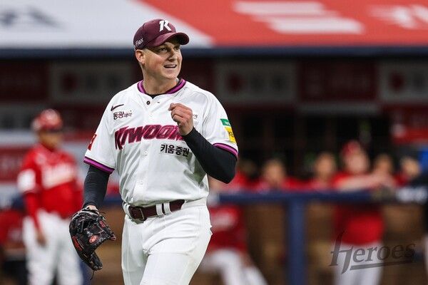 환호하는 키움 히어로즈 투수 케니 로젠버그. 사진┃키움 히어로즈