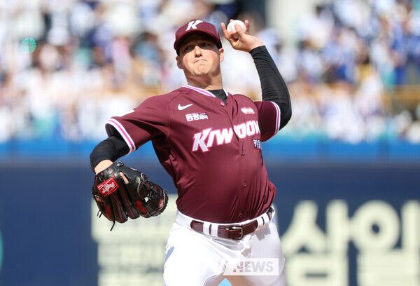 22일 대구 수성구 삼성라이온즈파크에서 열린 2025 신한 SOL 뱅크 KBO 리그 키움 히어로즈와 삼성 라이온즈의 경기, 1회말 키움 선발투수 로젠버그가 역투하고 있다. 사진┃뉴시스