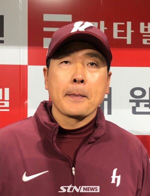 28일 취재진과 이야기를 나누는 키움 히어로즈 홍원기 감독. 고척=사진┃이형주 기자