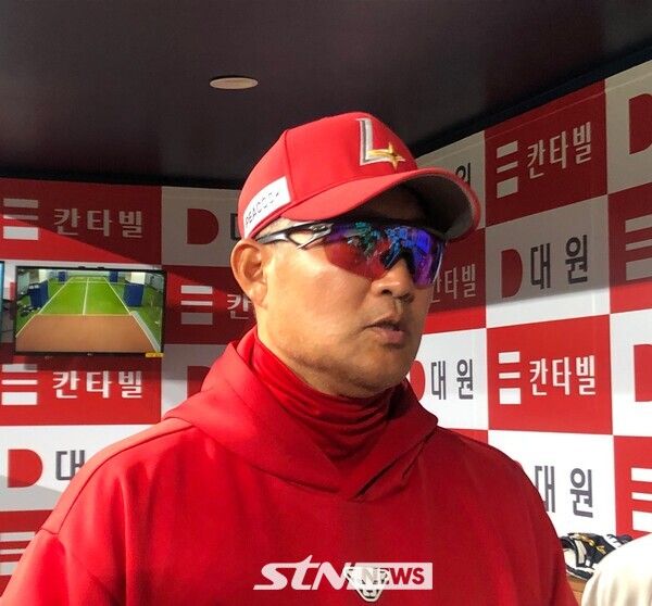 28일 경기 전 취재진과 인터뷰를 갖는 SSG 랜더스 이숭용 감독. 고척=사진┃이형주 기자
