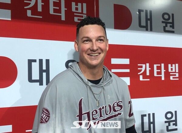 동료들로부터 물 세례를 받고 미소를 보이는 케니 로젠버그. 고척=사진┃이형주 기자