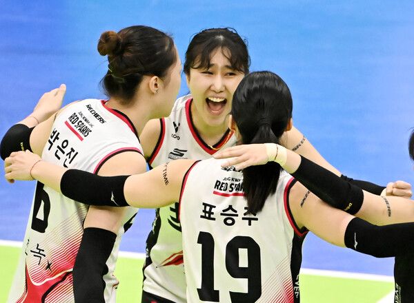정관장의 염혜선, 박은진, 표승주가 29일 수원체육관에서 치러진 현대건설과의 도드람 2024-2025 V리그 플레이오프 3차전에서 득점 후 기뻐하고 있다. 사진┃KOVO