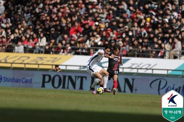FC서울의 김진수와 김천상무의 박상혁이 3일 서울월드컵경기장에서 치러진 하나은행 K리그1 2025 3라운드 경기에서 경합 중이다. 사진┃한국프로축구연맹