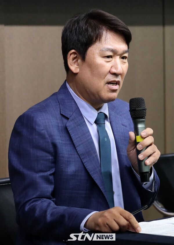 조계현 KBO 전력강화위원장이 9일 서울 강남구 한국야구위원회(KBO)에서 대표팀 최종 엔트리 발표를 앞두고 모두발언을 하고 있다. 사진┃뉴시스