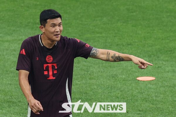 FC 바이에른 뮌헨 김민재가 2일 서울 마포구 상암월드컵 경기장에서 쿠팡플레이 시리즈 2경기 토트넘 홋스퍼 대 FC 바이에른 뮌헨의 경기를 앞두고 열린 오픈 트레이닝에서 훈련을 하고 있다. 사진┃뉴시스