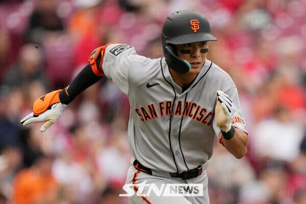 샌프란시스코 자이언츠의 이정후가 30일(현지 시간) 미 오하이오주 신시내티 그레이트 아메리칸 볼파크에서 열린 2025 메이저리그 신시내티 레즈와의 경기 6회 초 1타점 2루타를 친 후 질주하고 있다. 이정후는 4타수 2안타 1타점 2득점을 기록했고 팀은 6-3으로 승리했다. 사진┃뉴시스