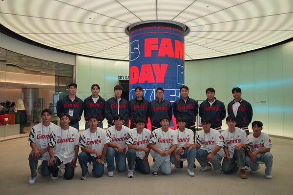 서울스카이를 방문했던 롯데자이언츠 선수단. 사진┃롯데자이언츠