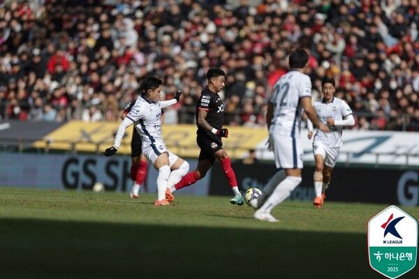 FC서울의 제시 린가드가 3일 서울월드컵경기장에서 치러진 김천상무와의 하나은행 K리그1 2025 3라운드 경기에서 돌파 중이다. 사진┃한국프로축구연맹
