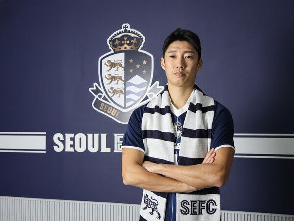 서울 이랜드 FC 머플러를 두른 허용준. 사진┃서울 이랜드 FC