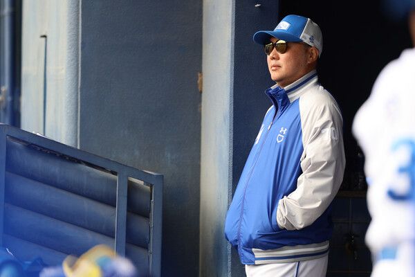 오키나와에서 선수들을 바라보는 삼성 박진만 감독. 사진┃삼성 라이온즈