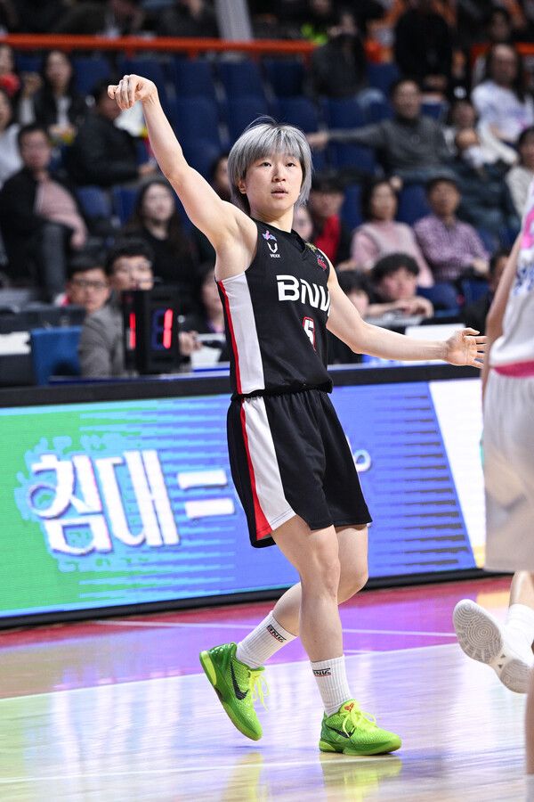 슛을 던진 뒤 림을 바라보는 BNK 썸 가드 안혜지. 사진┃WKBL