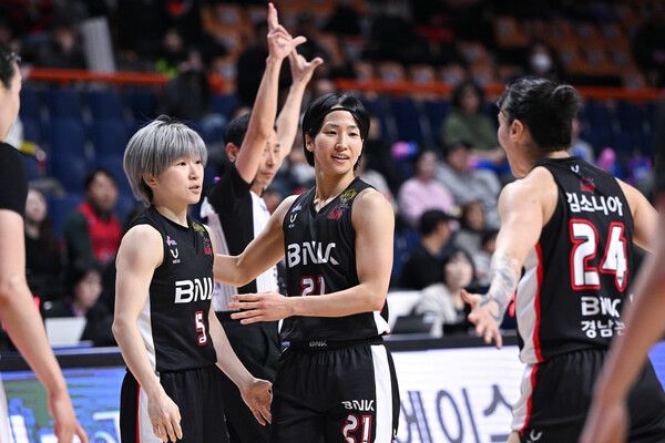 환호하는 BNK 썸 선수들. 사진┃WKBL