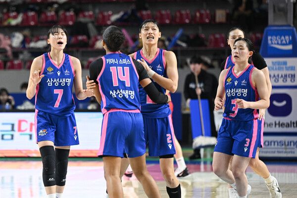 기뻐하는 이해란과 삼성생명 선수들. 사진┃WKBL
