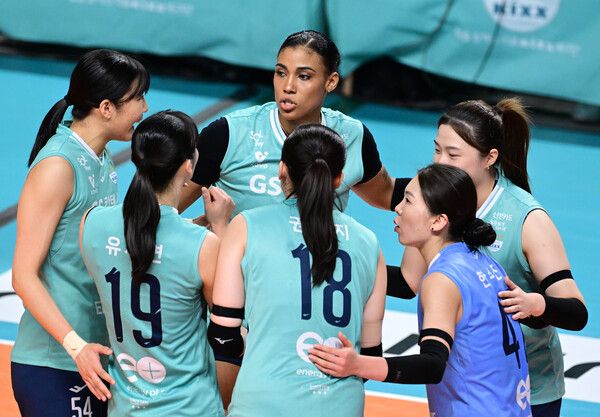 기뻐하는 GS칼텍스 선수들. 사진┃KOVO