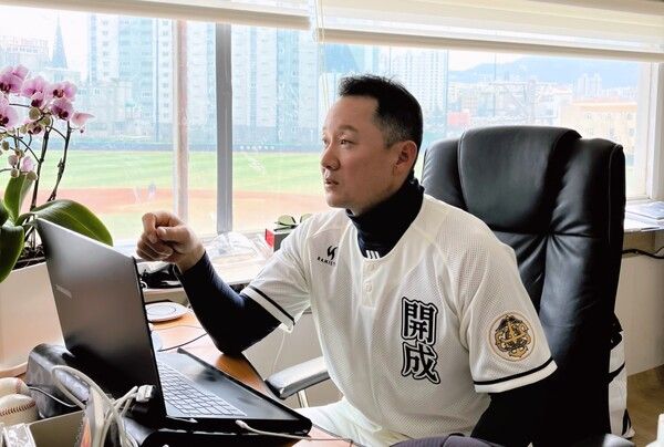 개성고등학교에서 야구부를 이끌게 될 홍민구 감독을 만나 올해 계획 등 인터뷰를 진행했다.&nbsp;사진┃STN뉴스