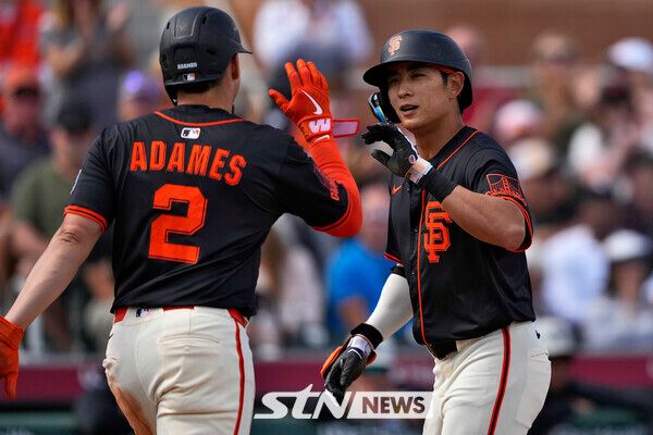 샌프란시스코 자이언츠의 이정후(오른쪽)가 6일(현지 시간) 미 애리조나주 스코츠데일 스타디움에서 열린 2025 MLB 시범경기 시카고 화이트삭스와 경기 3회 말 2점 홈런을 친 뒤 윌리 아다메스와 하이파이브를 하고 있다. 이정후는 6회 교체 전까지 3타수 1안타(1홈런) 2타점 1득점으로 활약했고 팀은 7-3으로 승리했다. 사진┃뉴시스/AP