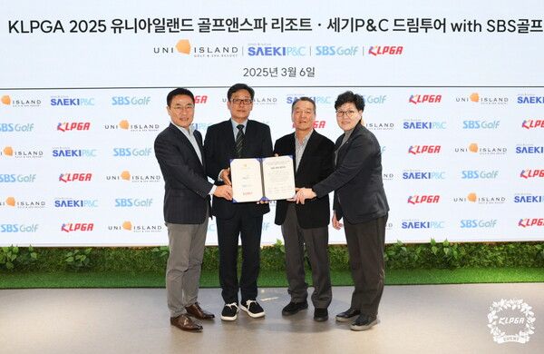 왼쪽부터 SBS골프 이상근 대표, 유니아일랜드 골프앤스파 리조트 윤희준 회장, 세기P&C 이봉훈 회장, KLPGT 이영미 대표이사. 사진┃KLPGA