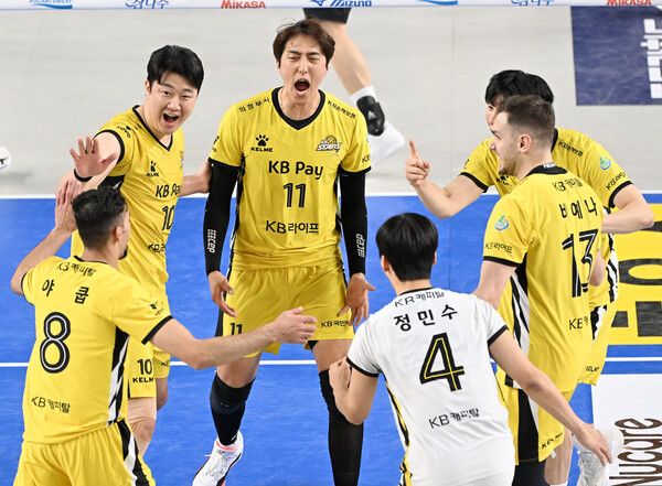 기뻐하는 KB손해보험 선수들. 사진┃KOVO