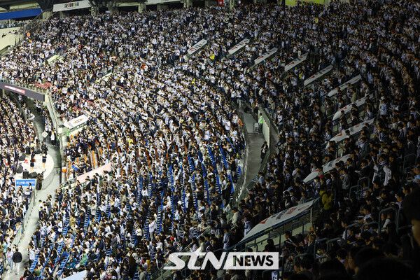 2024년 KBO리그를 보기 위해 서울 송파구 잠실야구장을 가득 메운 관중들. 사진┃뉴시스