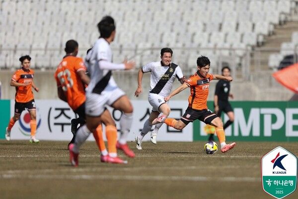 우열을 가리지 못한 양 팀. 사진┃한국프로축구연맹