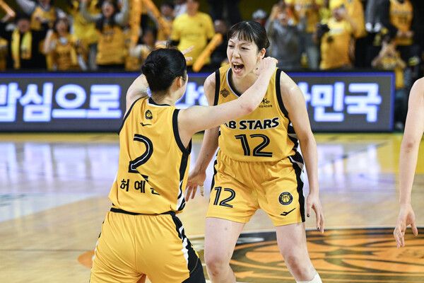 결승 득점을 하고 환호하는 KB스타즈 포워드 나가타 모에. 사진┃WKBL