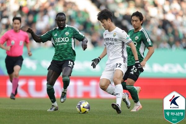 강원FC 이상헌과 전북현대 보아텡. 사진┃한국프로축구연맹