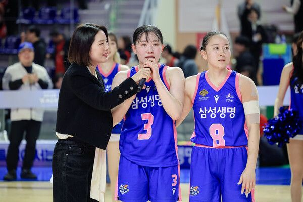경기 후 눈물을 흘리는 삼성생명 가드 조수아(사진 중앙). 사진┃WKBL
