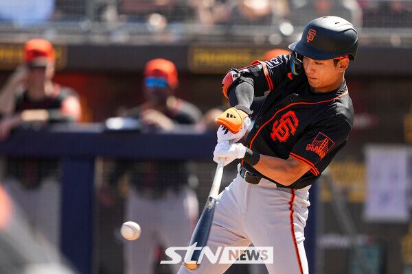 샌프란시스코 자이언츠의 이정후가 27일(현지 시간) 미 애리조나주 피오리아 스타디움에서 열린 2025 MLB 시범경기 시애틀 매리너스와 경기 1회 초 타격을 하고 있다. 사진┃뉴시스/AP