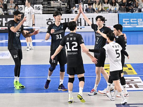 환호하는 현대캐피탈 선수들. 사진┃KOVO