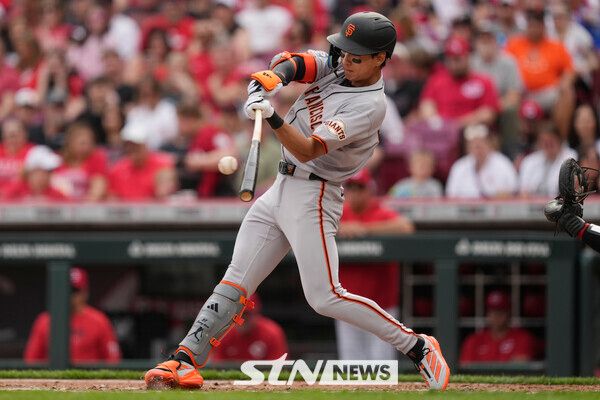 샌프란시스코 자이언츠의 이정후가 29일(현지 시간) 미 오하이오주 신시내티 그레이트 아메리칸 볼파크에서 열린 2025 메이저리그 신시내티 레즈와의 경기 3회 1타점 적시타를 치고 있다. 이정후는 4타수 1안타 1타점 1도루를 기록했고 팀은 2-3으로 패했다. 사진┃뉴시스/AP