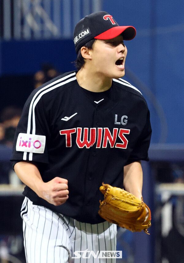 10일 오후 서울 구로구 고척스카이돔에서 열린 프로야구 2025 KBO리그 LG 트윈스 대 키움 히어로즈의 경기, 6회말 투아웃 주자 1, 3루에서 LG 선발 임찬규가 키움 박주홍을 삼진 아웃 시키고 환호하고 있다. 사진┃뉴시스