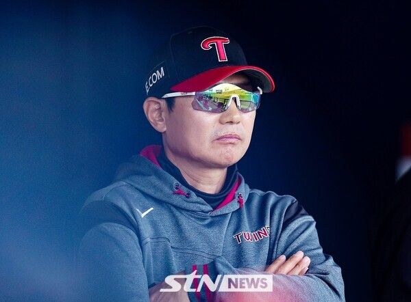 23일 오후 서울 송파구 잠실야구장에서 열린 프로야구 2025 KBO리그 롯데 자이언츠 대 LG 트윈스의 경기, LG 염경엽 감독이 경기를 지켜보고 있다. 사진┃뉴시스