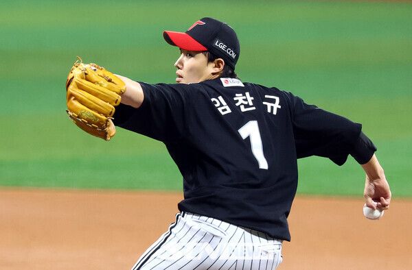 10일 오후 서울 구로구 고척스카이돔에서 열린 프로야구 2025 KBO리그 LG 트윈스 대 키움 히어로즈의 경기, LG 선발 임찬규가 역투하고 있다. 사진┃뉴시스