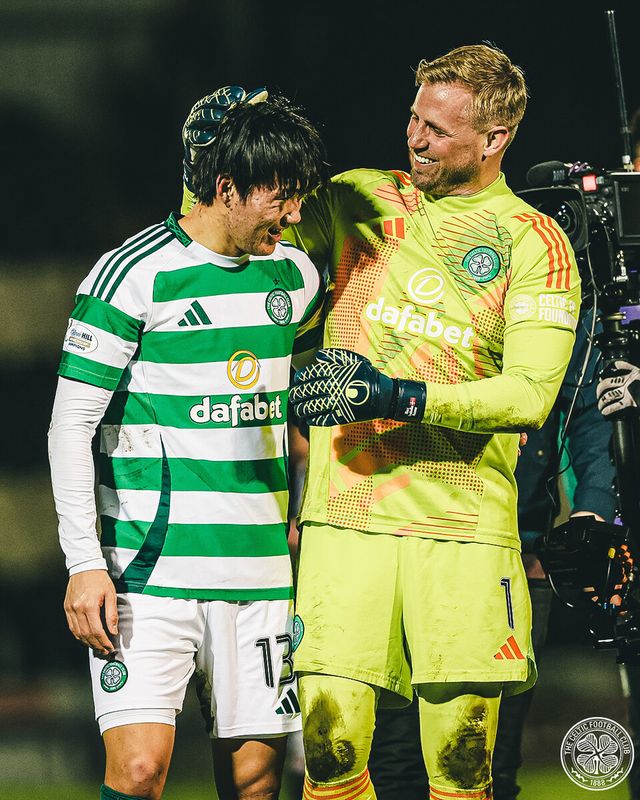 셀틱의 양현준과 골키퍼 캐스퍼 슈마이켈. 사진┃셀틱