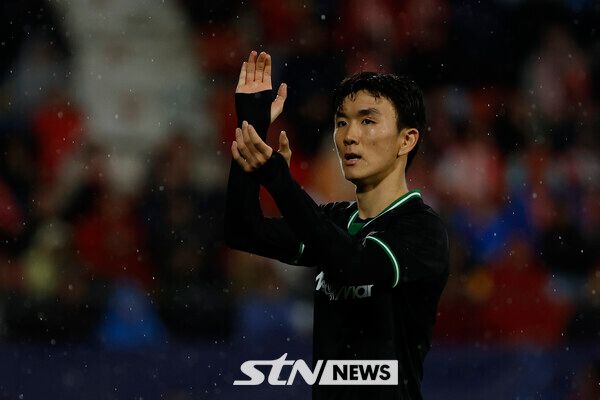 페예노르트 황인범. 사진┃뉴시스/AP