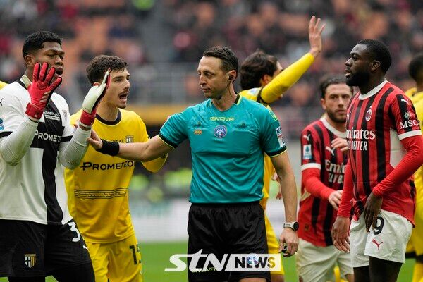 파르마 FC 골키퍼 스즈키 자이온(사진 좌측). 사진┃뉴시스/AP