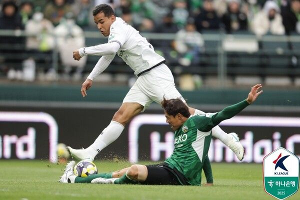 제주SK 유리 조나탄과 전북현대 홍정호. 사진┃한국프로축구연맹