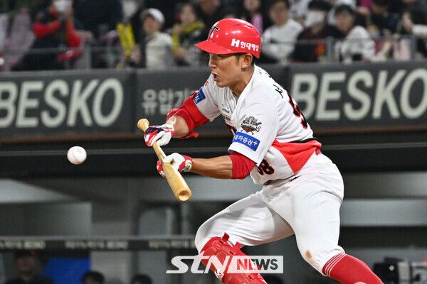25일 오후 광주 북구 광주-기아챔피언스필드에서 열린 2025 신한 쏠뱅크 KBO 리그 키움히어로즈 대 KIA타이거즈의 경기, 5회 말 1·2루 주자 상황 KIA 서건창이 희생번트하고 있다. 사진┃뉴시스