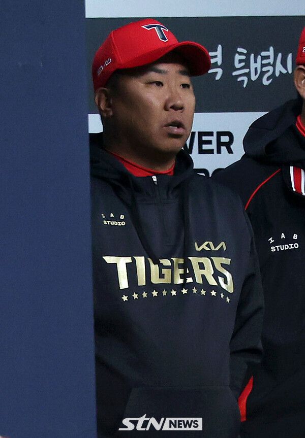 4일 서울 송파구 잠실야구장에서 열린 2025 KBO리그 KIA 타이거즈와 LG 트윈스의 경기, 이범호 KIA 감독이 경기를 지켜보고 있다. 사진┃뉴시스