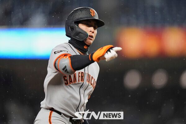 홈런을 친 뒤 세리머니를 펼치는 샌프란시스코 자이언츠 외야수 이정후. 사진┃뉴시스/AP