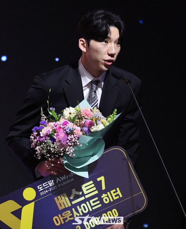 14일 오후 서울 서대문구 스위스 그랜드 호텔에서 열린 '2024-2025 V리그 시상식', 남자부 베스트7에 선정된 아웃사이드히터 허수봉(현대캐피탈)이 소감을 밝히고 있다. 사진┃뉴시스