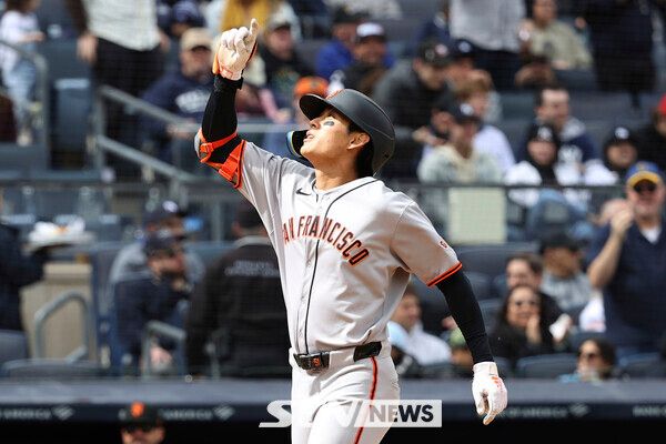 샌프란시스코 자이언츠의 이정후가 13일(현지 시간) 미국 뉴욕 양키 스타디움에서 열린 2025 메이저리그(MLB) 뉴욕 양키스와의 경기 6회 초 3점 홈런을 친 뒤 세리머니하고 있다. 이정후는 4회에 이어 연타석 홈런을 기록하며, 3타수 2안타 4타점 2득점 1볼넷의 활약으로 팀의 5-4 승리를 이끌었다. 사진┃뉴시스/AP