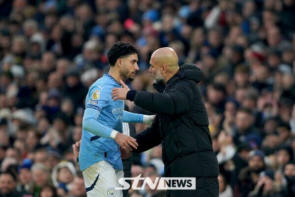 오마르 마르무시를 다독이는 맨체스터 시티 펩 과르디올라 감독. 사진┃뉴시스/AP