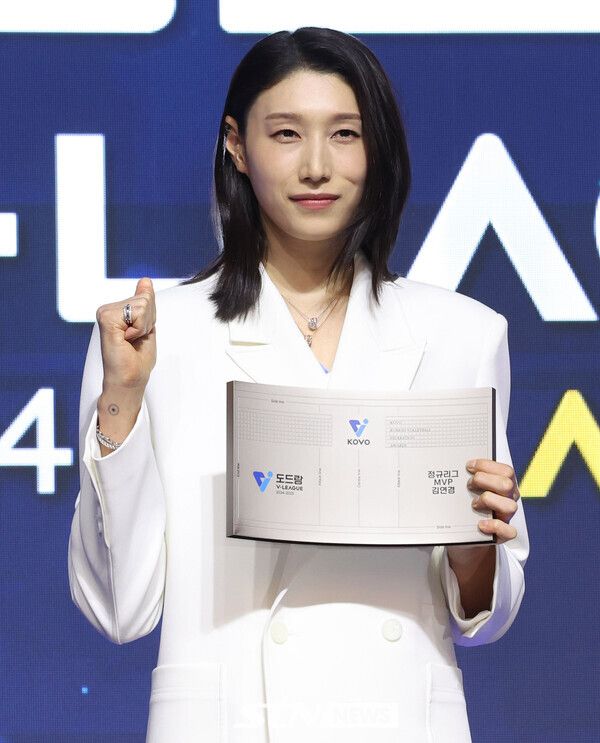 14일 오후 서울 서대문구 스위스 그랜드 호텔에서 열린 '2024-2025 V리그 시상식', 여자부 정규리그 MVP에 선정된 흥국생명 김연경이 포즈를 취하고 있다. 사진┃뉴시스