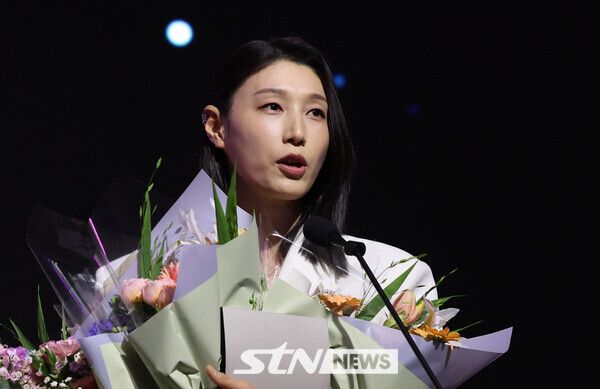 14일 오후 서울 서대문구 스위스 그랜드 호텔에서 열린 '2024-2025 V리그 시상식', 여자부 정규리그 MVP에 선정된 흥국생명 김연경이 소감을 밝히고 있다. 사진┃뉴시스