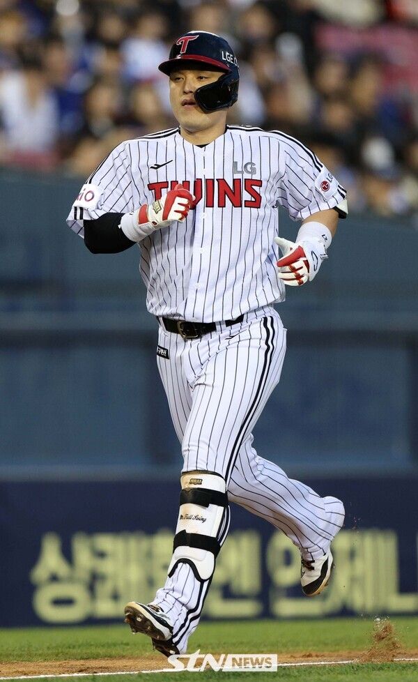 16일 서울 송파구 잠실야구장에서 열린 2025 KBO리그 삼성 라이온즈와 LG 트윈스의 경기, 2회말 2사 1루 LG 박동원이 홈런을 치고 그라운드를 돌고 있다. 사진┃뉴시스