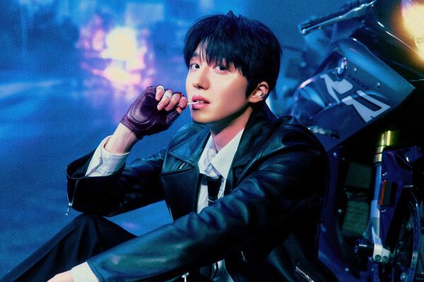 18일 시구를 하는 SF9 찬희. 사진┃두산 베어스