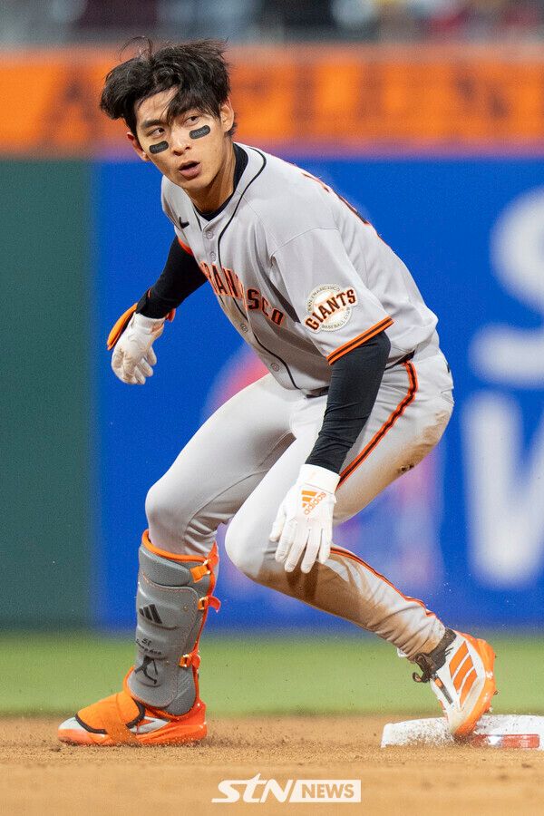 샌프란시스코 자이언츠의 이정후가 16일(현지 시간) 미 펜실베이니아주 필라델피아의 시티즌스뱅크 파크에서 열린 2025 메이저리그(MLB) 필라델피아 필리스와의 경기 5회 초 2루타로 진루 후 주루 플레이를 하고 있다. 이정후는 5타수 2안타 2타점 2득점으로 활약했고 팀은 11-4로 승리했다. 사진┃뉴시스/AP