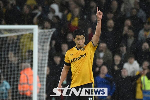 부상 악재를 만난 황희찬. 사진┃뉴시스/AP